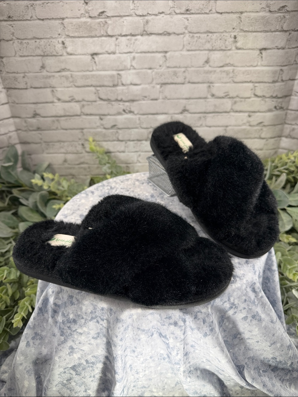 HONEY DEW Black Faux Fur Open-Toe Cross-Band Fluffy Comfy Slippers WMS 5/6
